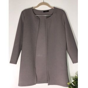 Very light overcoat in light grey and 3/4 sleeves